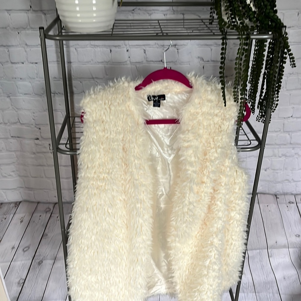 XL white fluffy vest never worn
